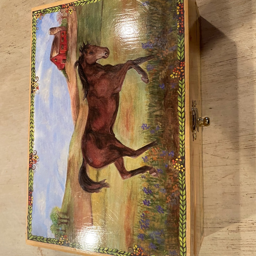 Jewelry box with music box